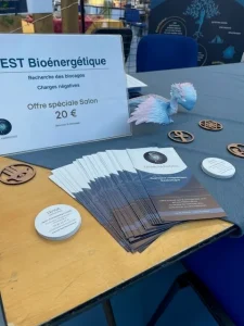 Flyers et outils énergétiques exposés sur le stand Eriwa Harmonie.